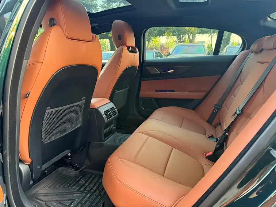 Jaguar XEL 2024 2.0T 250PS R-DYNAMIC S Black Sports Edition 2024 — миниатюра 2