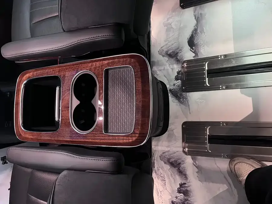 Hongqi HQ9 PHEV Hongqi HQ9 PHEV 2024 2.0T 4WD Luxury Edition 2024 — миниатюра 2