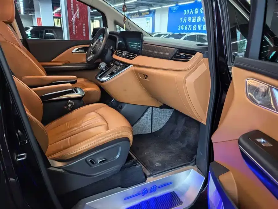 Hongqi HQ9 PHEV Hongqi HQ9 PHEV 2024 2.0T 4WD Business Edition 2025 — миниатюра 4