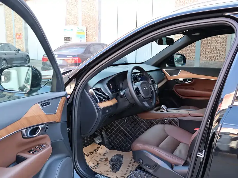 Volvo XC90 2025 B6 Zhiyi Luxury Edition 7 Seaters 2025 — миниатюра 2