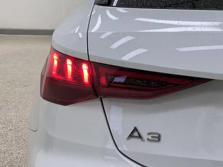 Audi A3 2023 facelift Sportback 35 TFSI stylish and sporty 2023 — миниатюра 3
