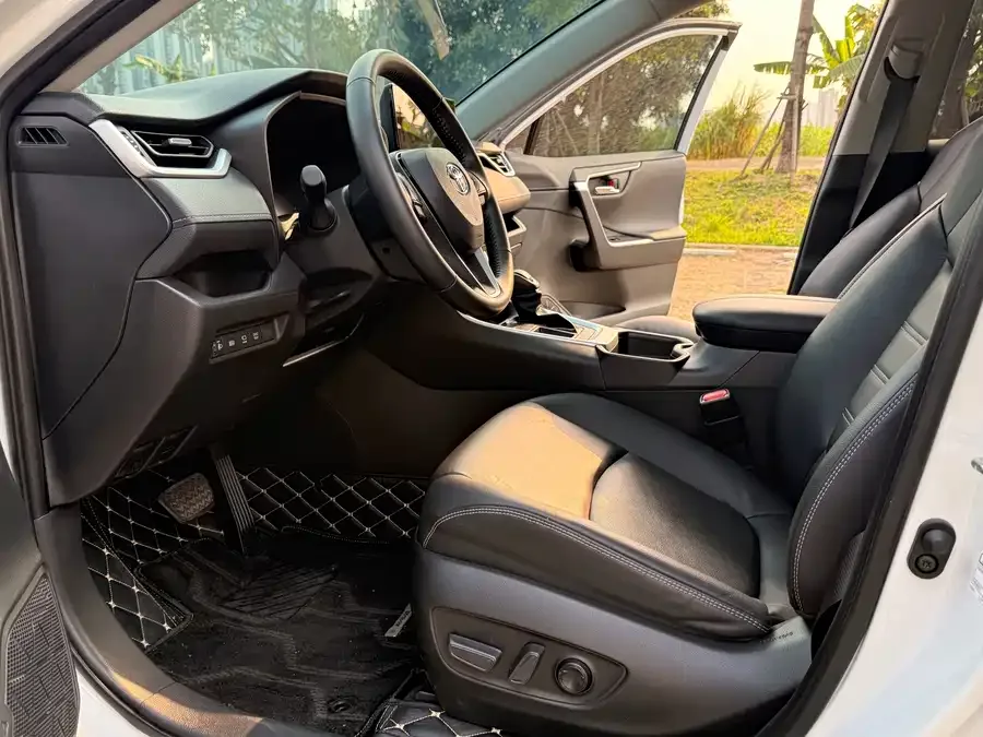 Toyota RAV4 RAV4 2023 2.0L CVT 2WD 20th Anniversary Platinum Edition 2024 — миниатюра 4