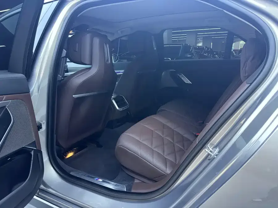 BMW i7 2023 eDrive50L Leading M Sports Package 2024 — миниатюра 5