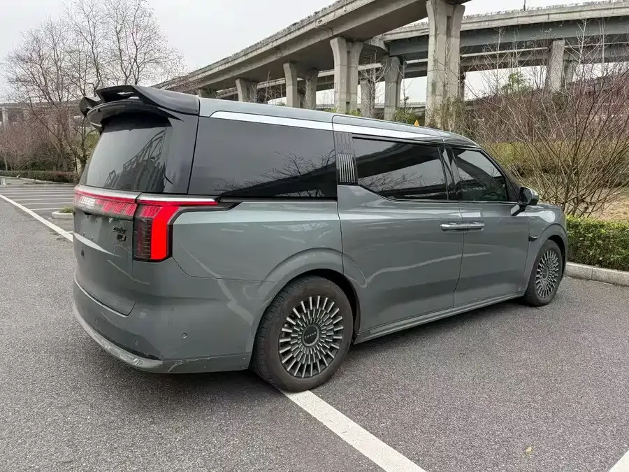 Zeekr 009 Zeekr 009 2024 six-seat executive version four-wheel drive 108kWh 2025 — миниатюра 3
