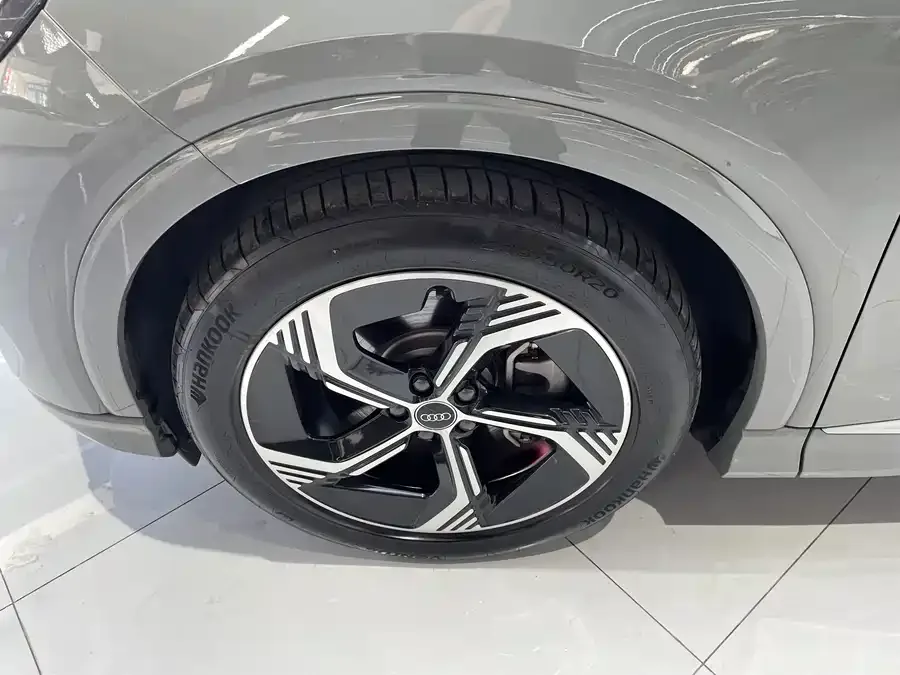 Audi Q4 e-tron 2024 40 e-tron Creative Edition 2025 — миниатюра 4
