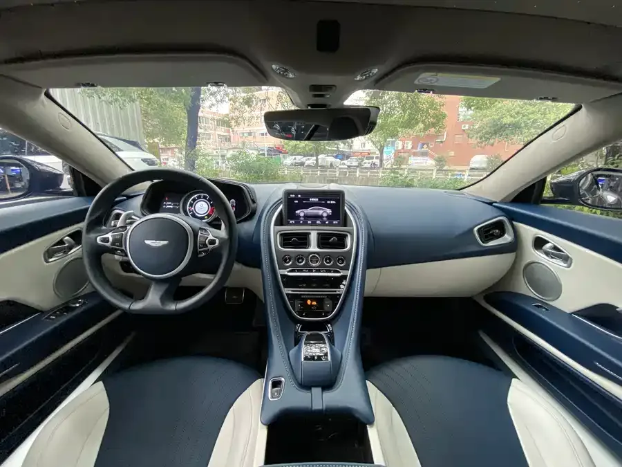 Aston Martin DB11 2022 4.0T V8 Coupe 2022 — миниатюра 3