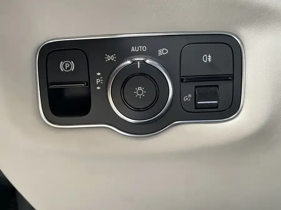 Aston Martin DB11 2022 4.0T V8 Coupe 2022 — миниатюра 4