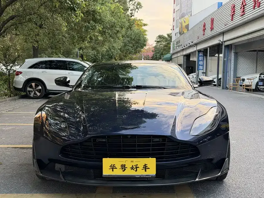 Aston Martin DB11 2022