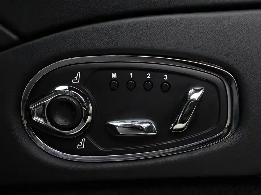 Aston Martin DB11 2022 4.0T V8 Coupe 2022 — миниатюра 3