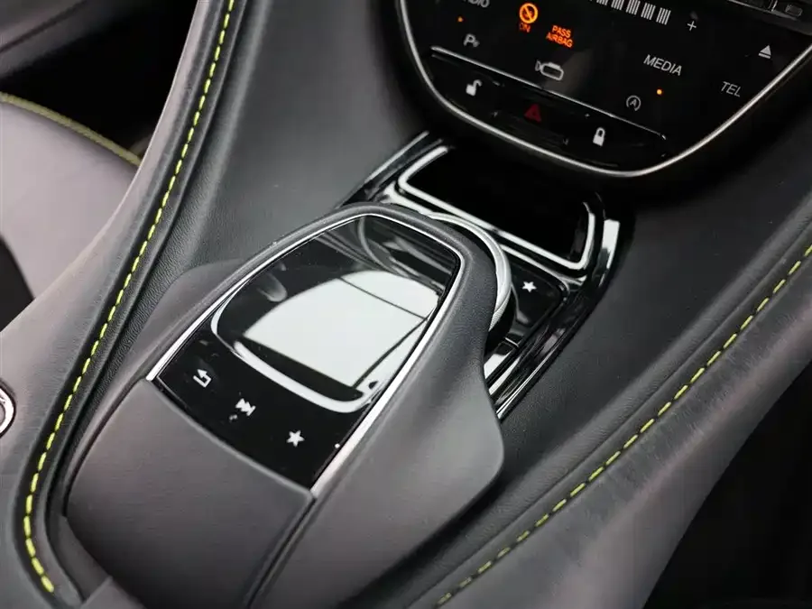 Aston Martin DB11 2022 4.0T V8 Coupe 2022 — миниатюра 5