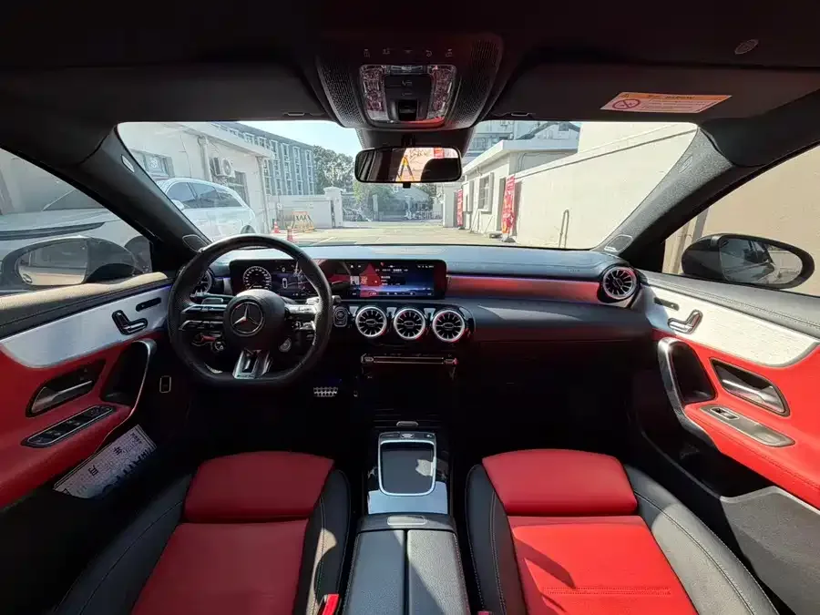 Mercedes-Benz A-Class AMG Mercedes-Benz A-Class AMG 2024 AMG A 35 L 4MATIC 2024 — миниатюра 2