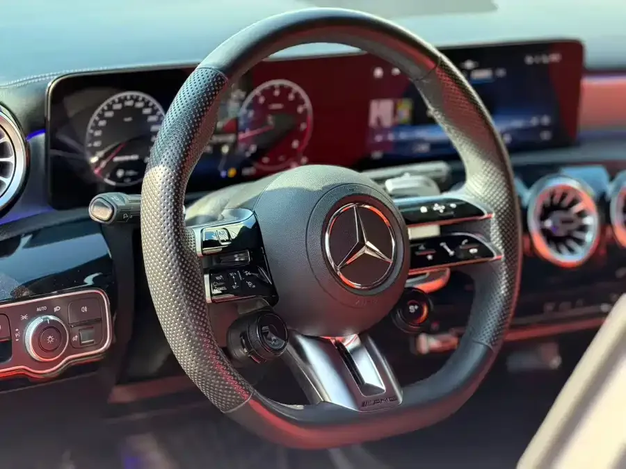 Mercedes-Benz A-Class AMG Mercedes-Benz A-Class AMG 2024 AMG A 35 L 4MATIC 2024 — миниатюра 4