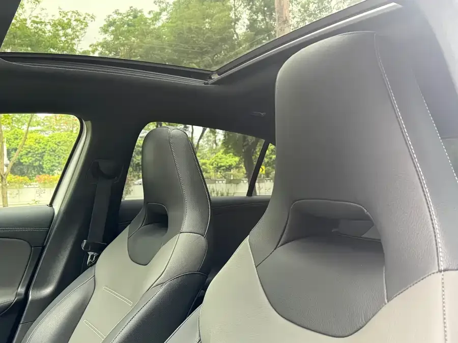 Mercedes-Benz A-Class AMG Mercedes-Benz A-Class AMG 2022 AMG A 35 L 4MATIC 2022 — миниатюра 4