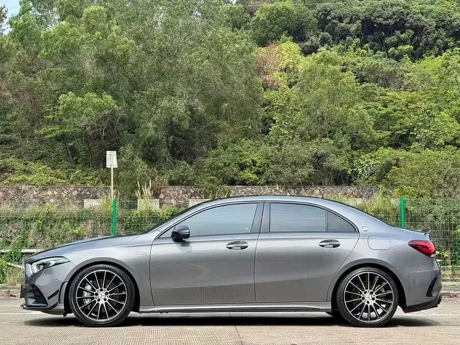 Mercedes-Benz A-Class AMG Mercedes-Benz A-Class AMG 2023 AMG A 35 L 4MATIC 2023 — миниатюра 2