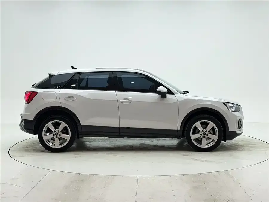 Audi Q2L 2022 35 TFSI Enterprising and Elegant Model 2022 — миниатюра 3