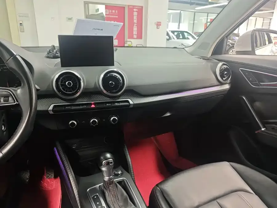 Audi Q2L 2022 35 TFSI aggressive and dynamic model 2023 — миниатюра 3