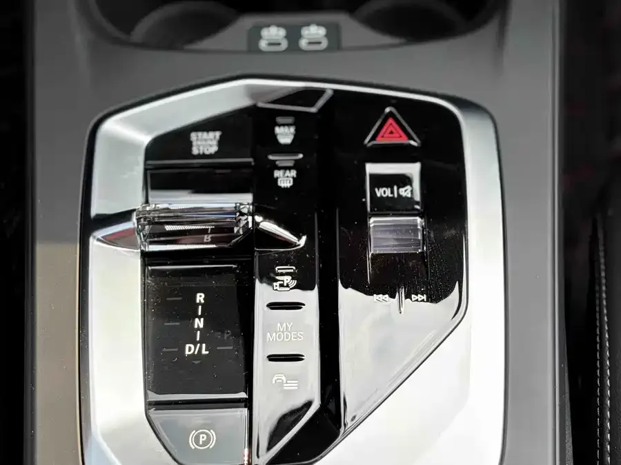 BMW 2 Series BMW 2 Series 2025 225L M Sport Night Edition 2025 — миниатюра 4