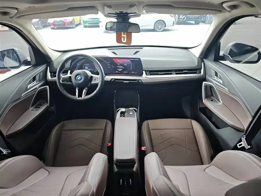 BMW iX1 2025 eDrive25L M Sport Package 2025 — миниатюра 3