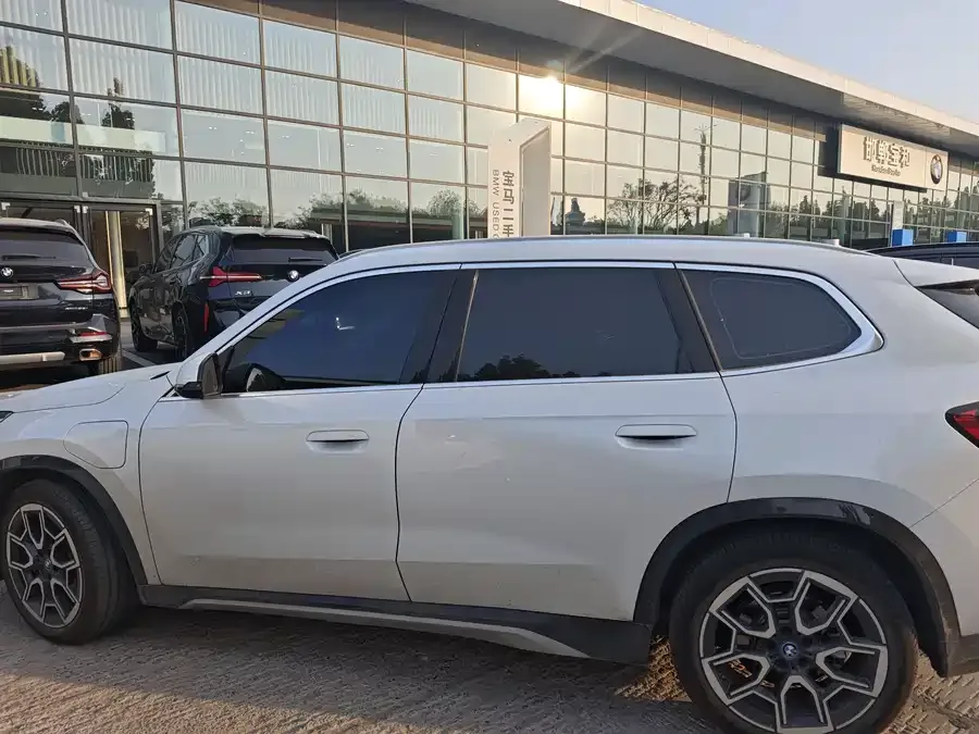BMW iX1 2025 xDrive30L X Design Package 2025 — миниатюра 4