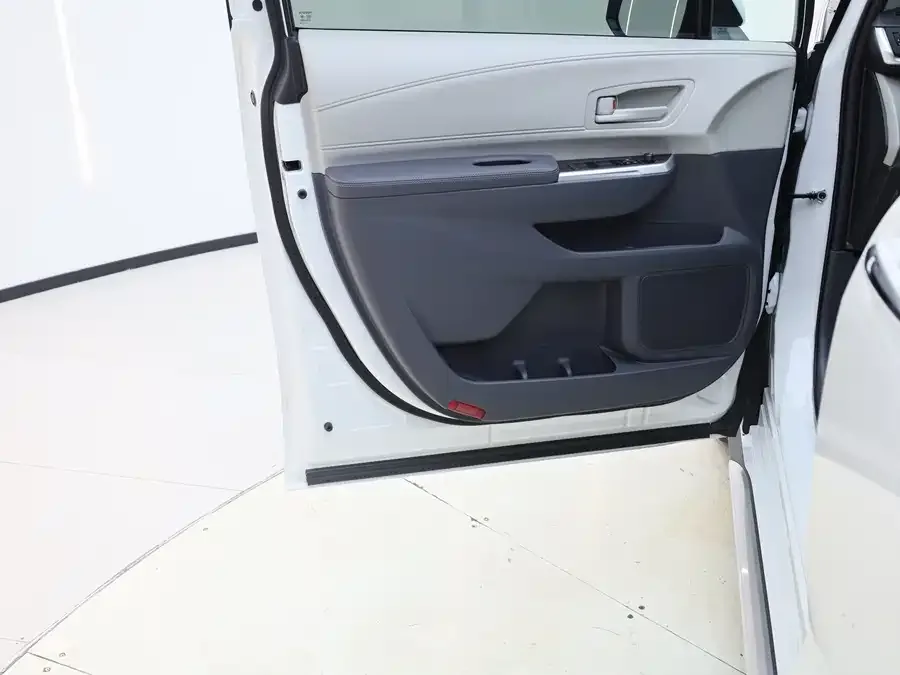 Toyota Granvia Grevia 2023 2.5L Hybrid Luxury Edition 2024 — миниатюра 3