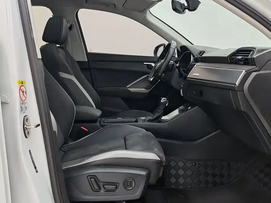 Audi Q3 2023 35 TFSI Fashion Dynamic Edition (1.4T) 2023 — миниатюра 3