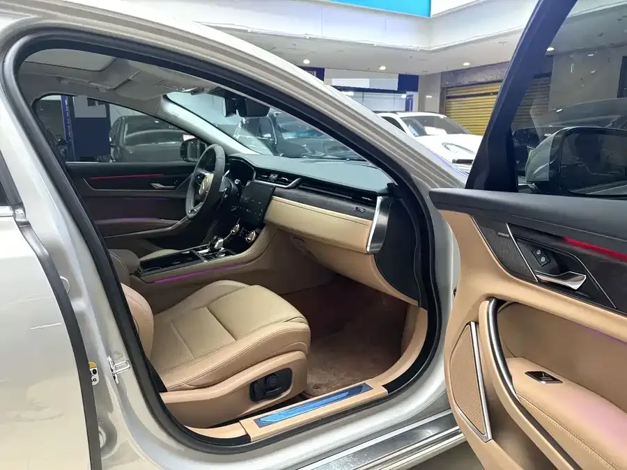 Jaguar XFL 2025 2.0T P250 Two-Wheel Drive Premium Luxury Edition 2026 — миниатюра 5