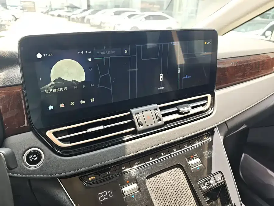 Hongqi HQ9 PHEV Hongqi HQ9 PHEV 2024 2.0T 4WD Luxury Edition 2024 — миниатюра 2
