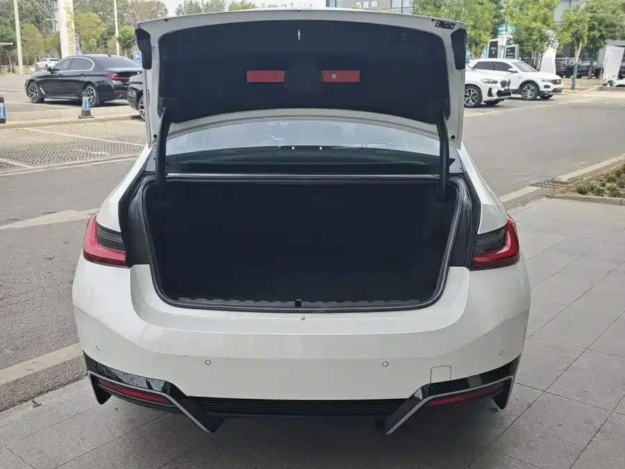 BMW i3 2025 eDrive 40 L Night Edition 2024 — миниатюра 5