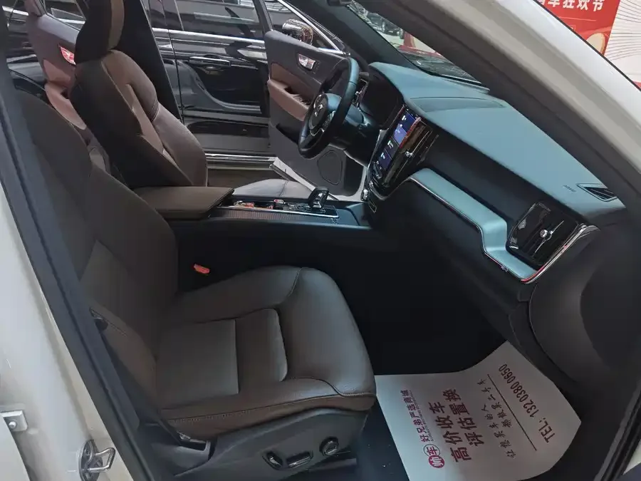 Volvo XC60 2024 B5 4WD Zhiyi Luxury Edition 2024 — миниатюра 2
