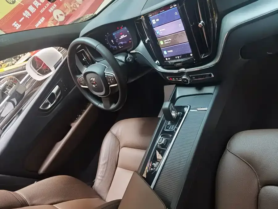 Volvo XC60 2024 B5 4WD Zhiyi Luxury Edition 2024 — миниатюра 4