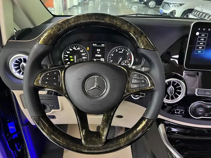 Mercedes-Benz Vito Vito 2023 2.0T Elite Edition 7 Seaters 2024 — миниатюра 2