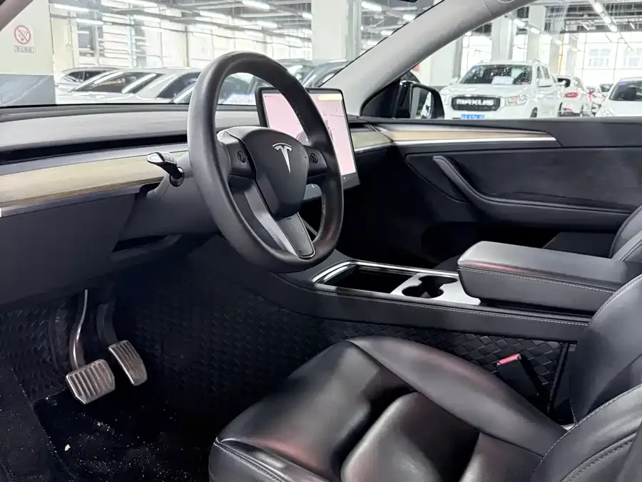 Tesla Model Y Model Y 2022 facelift rear-wheel drive version 2022 — миниатюра 4