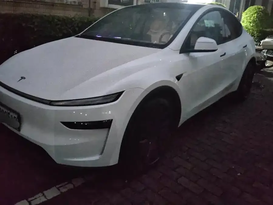 Tesla Model Y 2025