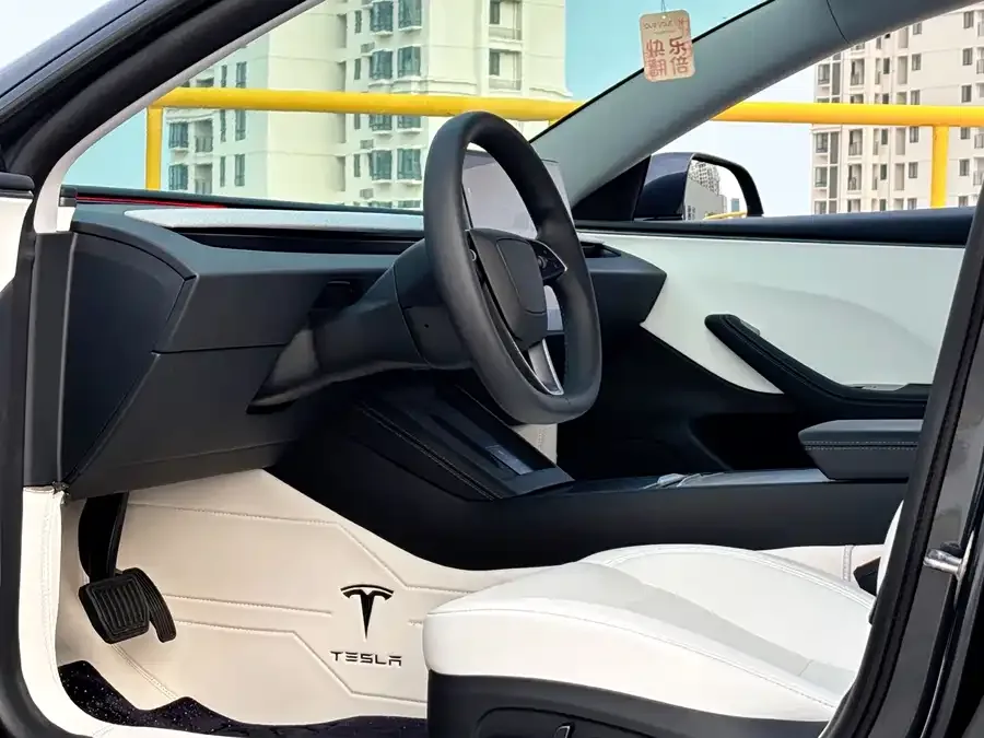 Tesla Model 3 Model 3 2025 rear-wheel drive version 2025 — миниатюра 4