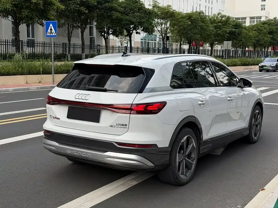 Audi Q5 e-tron 2022 40 e-tron star-shaped brocade suit 2022 — миниатюра 2