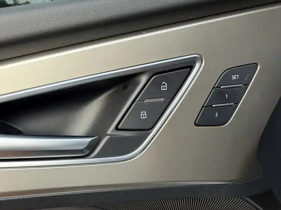 Audi Q5 e-tron 2022 40 e-tron star-shaped brocade suit 2022 — миниатюра 4