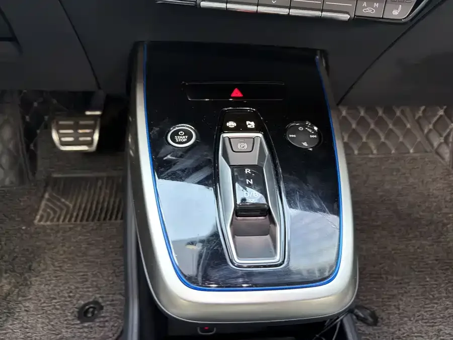 Audi Q5 e-tron 2022 40 e-tron star-shaped brocade suit 2022 — миниатюра 5