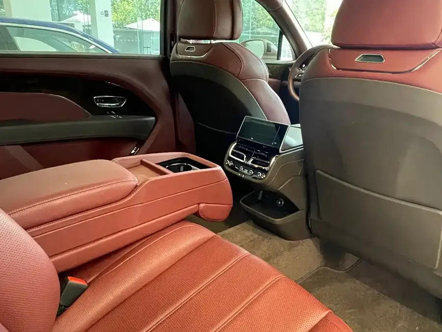 Bentley Bentayga Bentayga 2023 4.0T V8 Long Wheelbase Edition 2023 — миниатюра 4