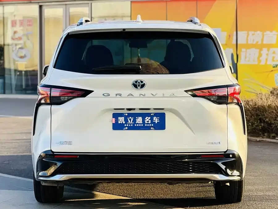 Toyota Granvia Grevia 2023 2.5L Hybrid Luxury Edition 2024 — миниатюра 2