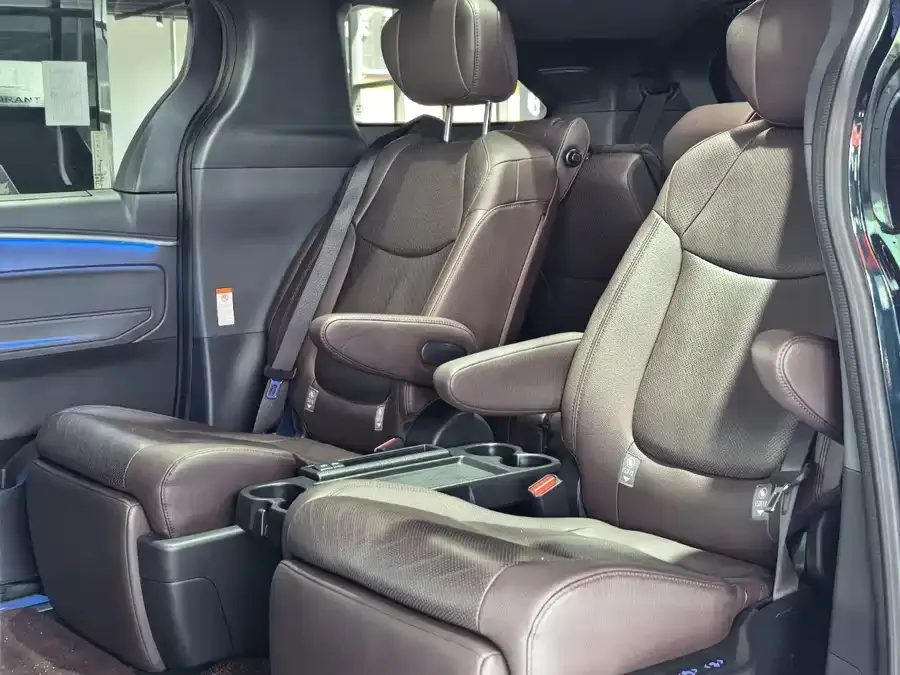 Toyota Granvia Grevia 2023 2.5L Hybrid Flagship VIP Edition 2023 — миниатюра 2