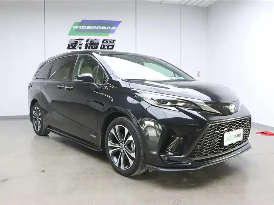 Toyota Granvia Grevia 2022 2.5L Hybrid Premium Edition 2023 — миниатюра 2