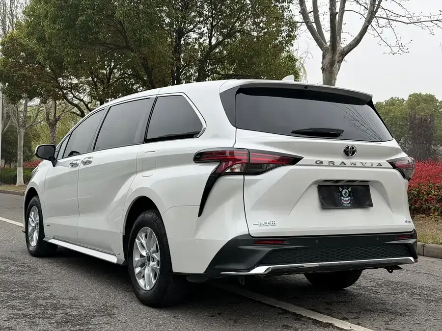 Toyota Granvia Grevia 2024 2.5L Hybrid Comfort Edition 2024 — миниатюра 2