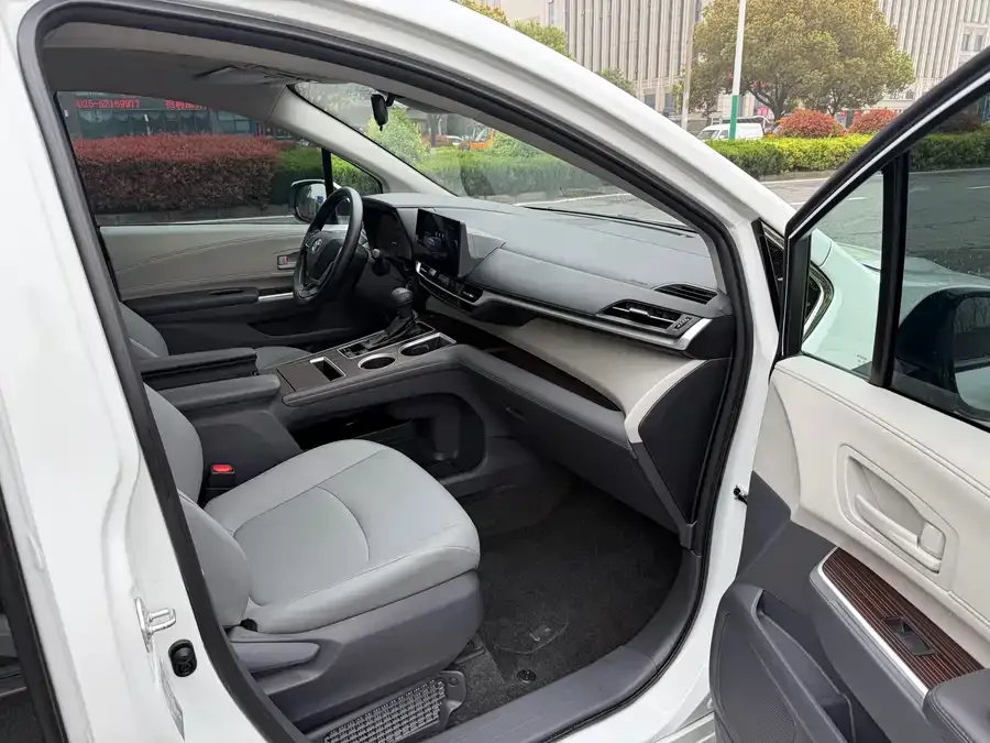 Toyota Granvia Grevia 2024 2.5L Hybrid Comfort Edition 2024 — миниатюра 3