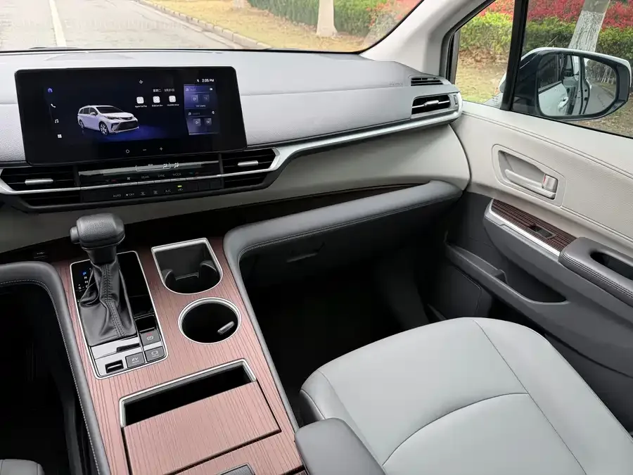 Toyota Granvia Grevia 2024 2.5L Hybrid Comfort Edition 2024 — миниатюра 4