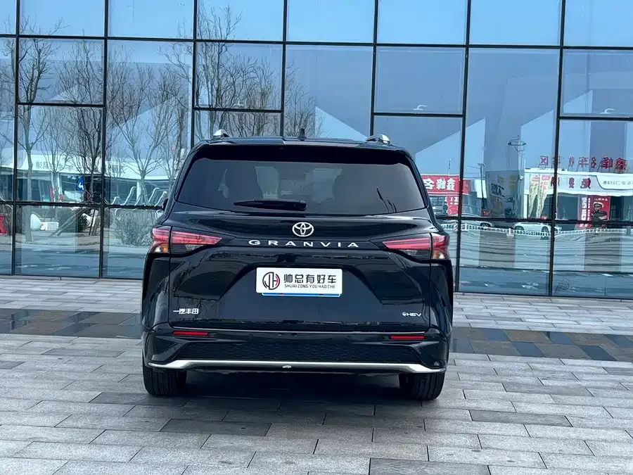 Toyota Granvia Grevia 2024 2.5L Hybrid Luxury Edition 2024 — миниатюра 2