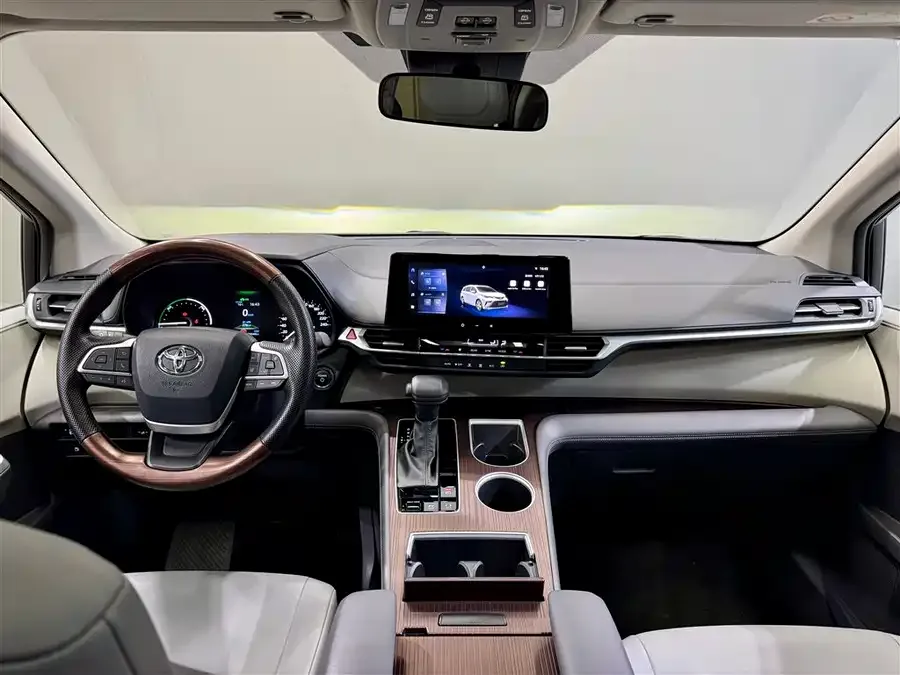 Toyota Granvia Grevia 2024 2.5L Hybrid Comfort Edition 2024 — миниатюра 4