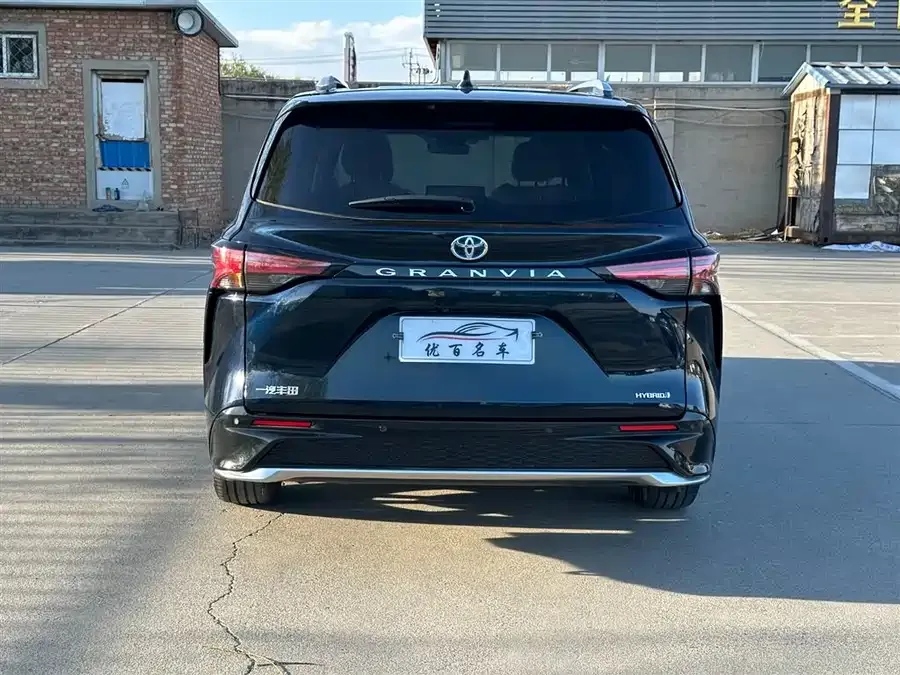 Toyota Granvia Grevia 2022 2.5L Hybrid Premium Edition 2023 — миниатюра 2