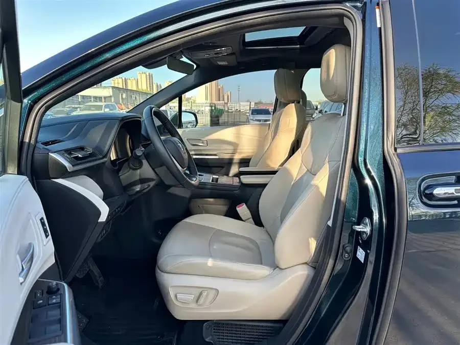 Toyota Granvia Grevia 2022 2.5L Hybrid Premium Edition 2023 — миниатюра 3