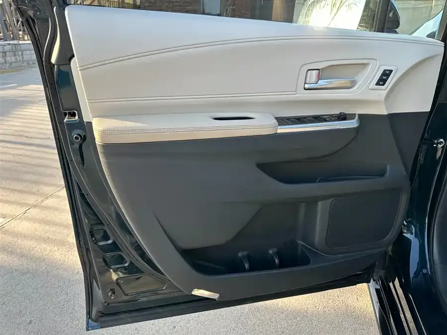 Toyota Granvia Grevia 2022 2.5L Hybrid Premium Edition 2023 — миниатюра 4
