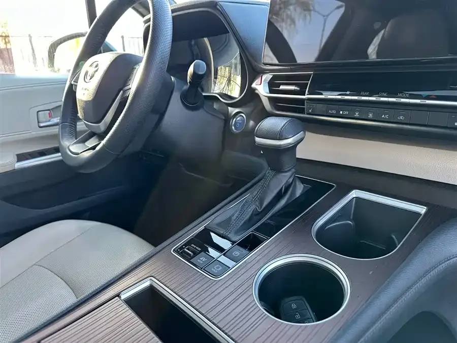 Toyota Granvia Grevia 2022 2.5L Hybrid Premium Edition 2023 — миниатюра 5